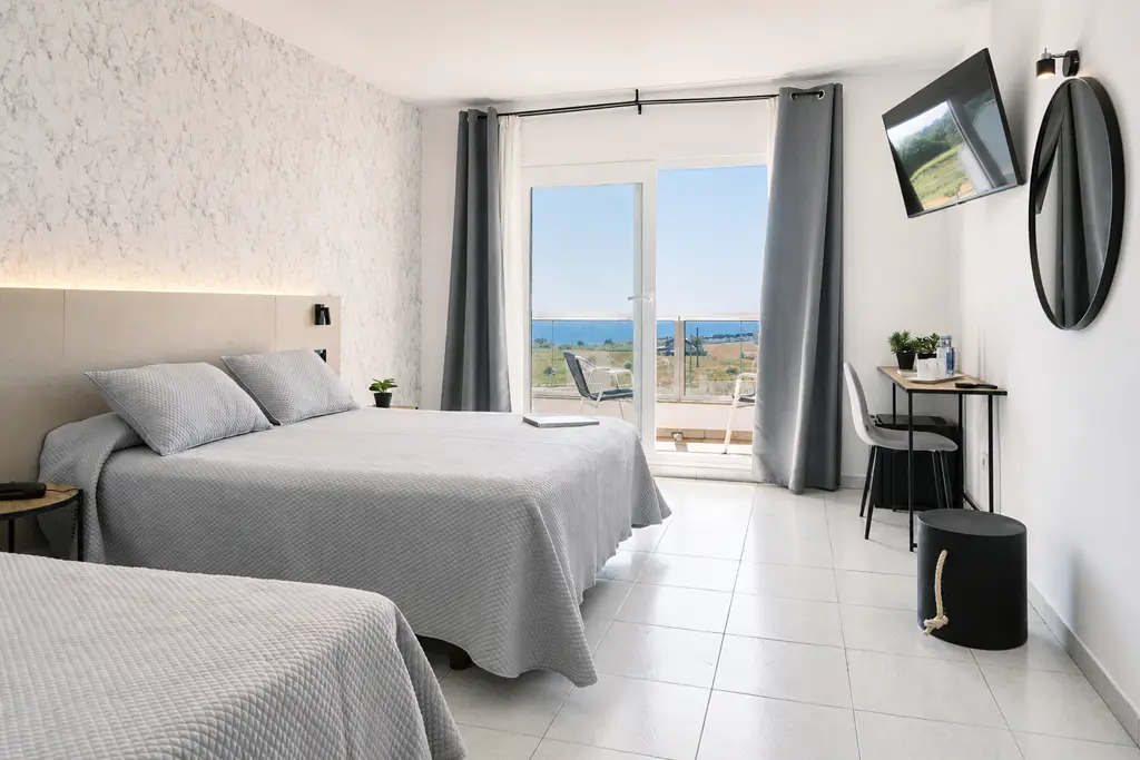 habitacion-triple-con-terraza-hotel-ardora